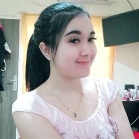 Bokep Indo NGEWE CEWE CANTIK PUTIH MULUS。